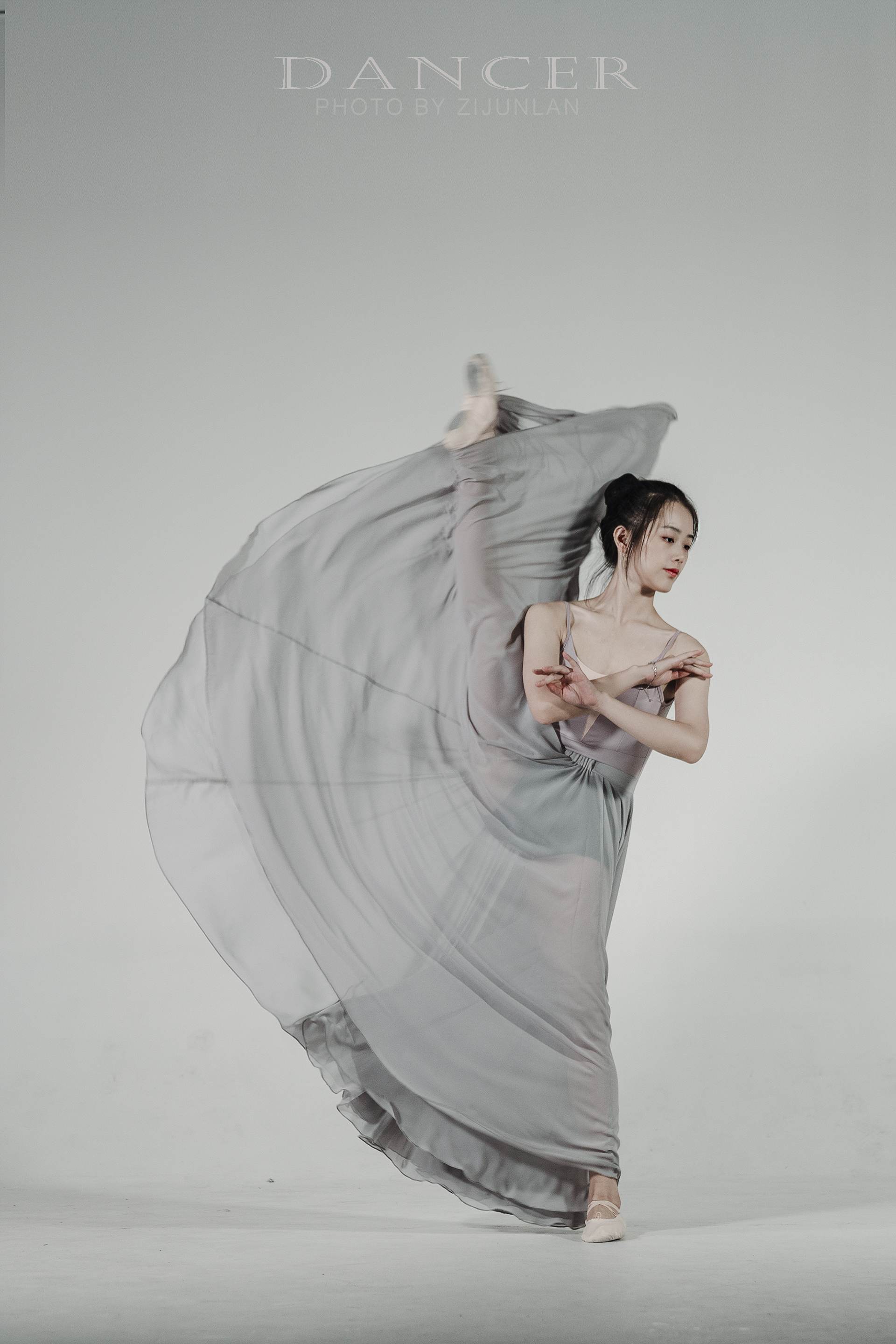 美女脱衣服跳舞_跳舞脱美女衣服图片_脱美女衣服视频